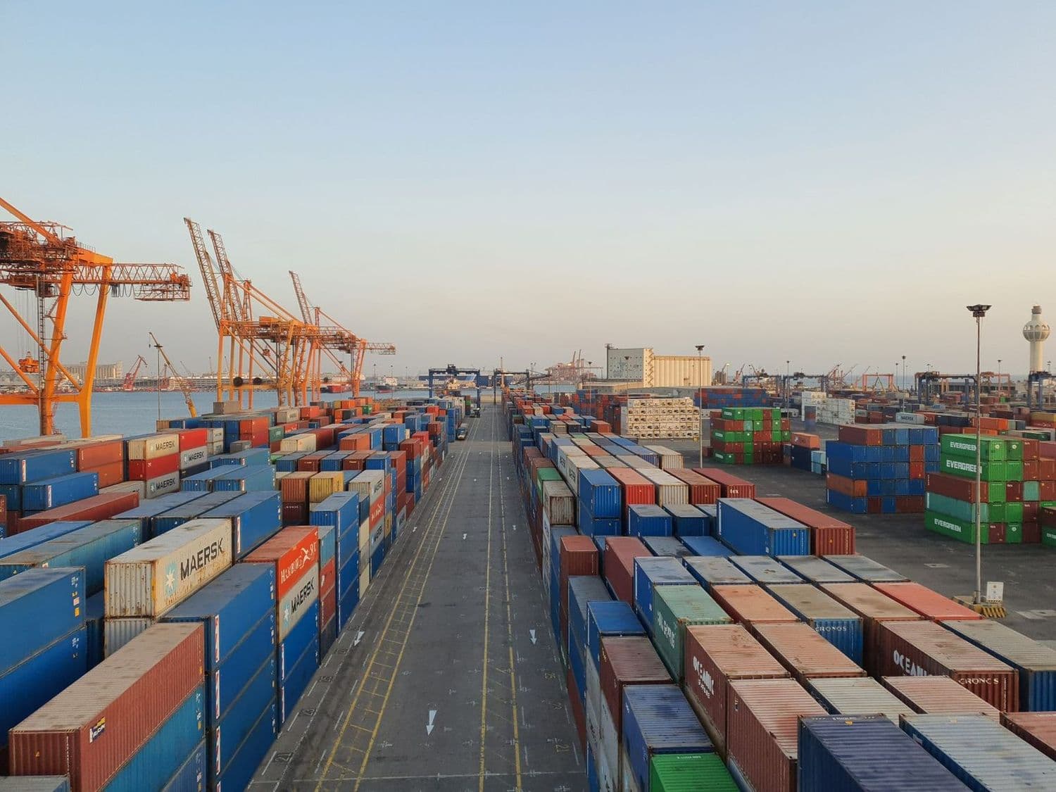 Terminal portuaire à conteneurs — les flux d'approvisionnement du groupe
